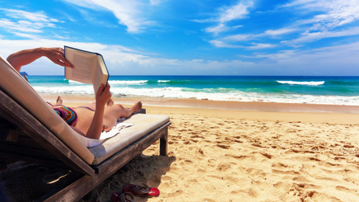 10 idealnih knjiga za čitanje na plaži!