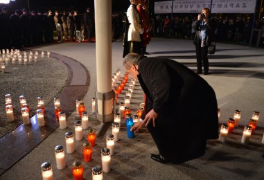 Dan sjećanja na žrtvu Vukovara: Gradonačelnik Milan Bandić zapalio svijeću