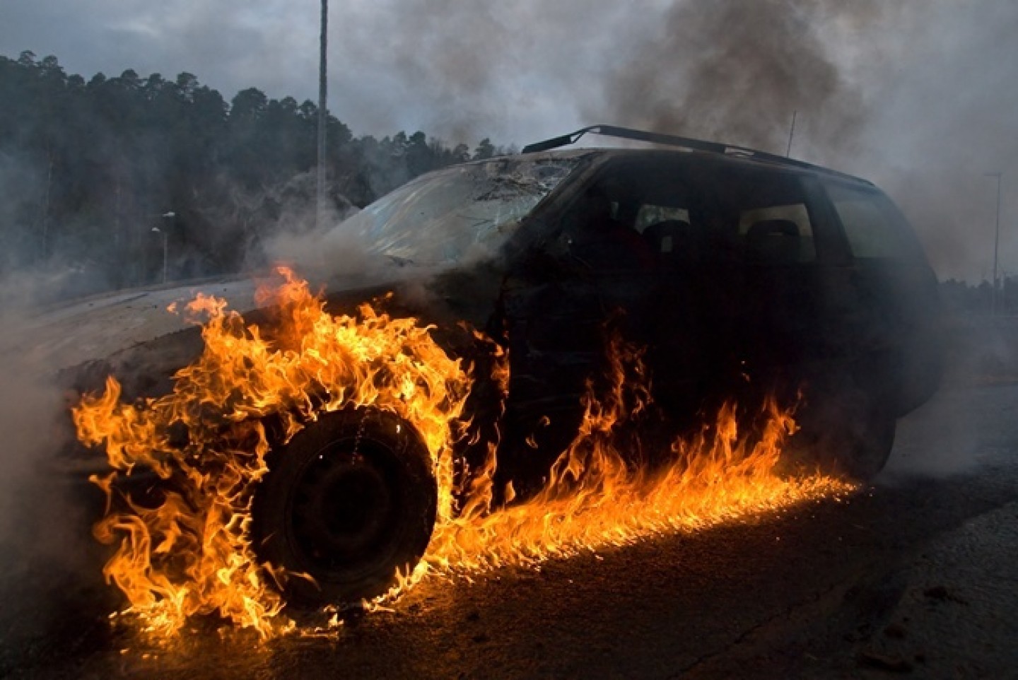 Включи огонь машину. Машина в огне. Автомобили в огне горит.