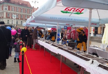 Humanitarna prodaja 15 metara duge torte na trgu