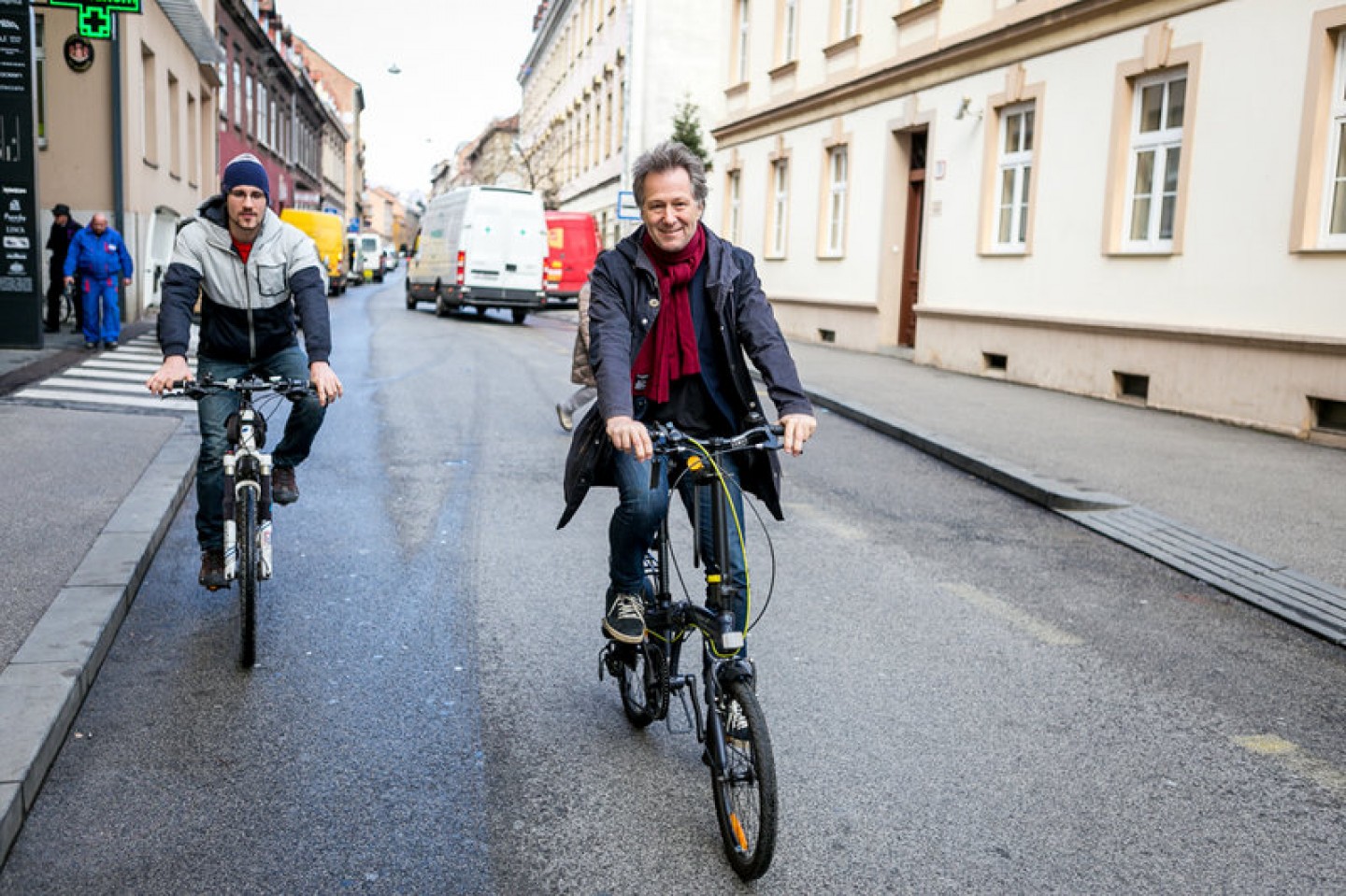 Biciklistička karavana centrom grada najavljuje film „Bicikli protiv automobila“