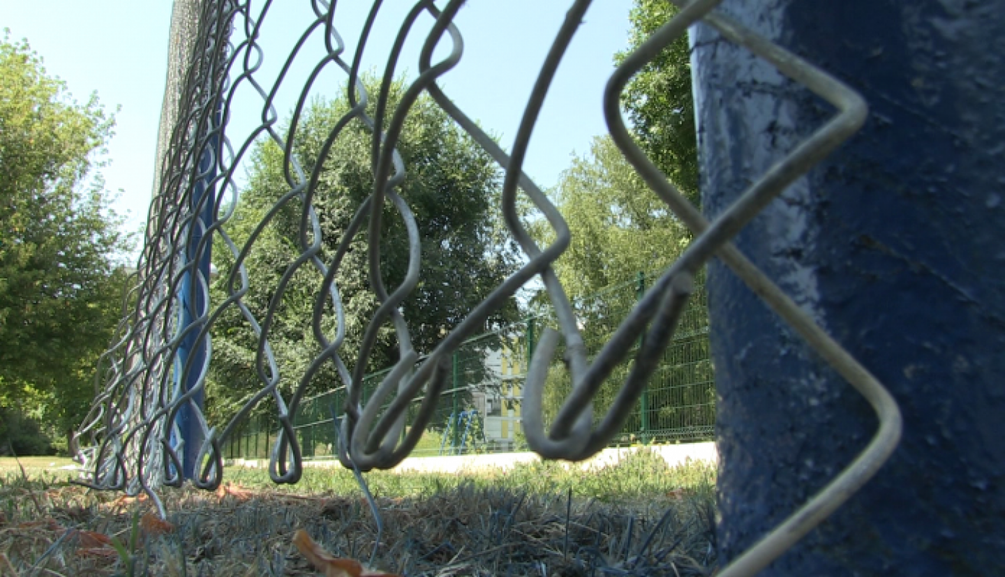 Postavljena zaštitna ograda na nogometnom igralištu u Pičmanovoj 16