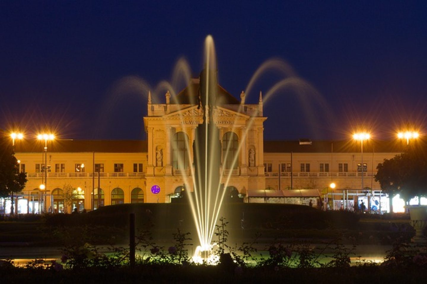 Igra vode, svjetla i glazbe na vodenom zidu zagrebačkih fontana