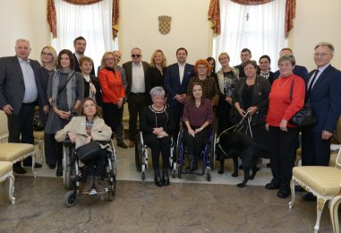 GRAD ZAGREB: U SVE niskopodne TRAMVAJE ugrađuju rampe za ulaz osoba s invaliditetom