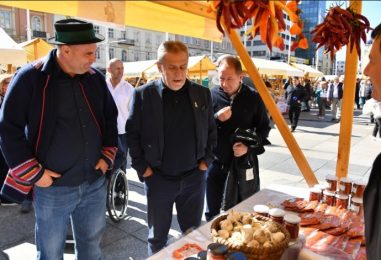 DANI SLAVONIJE U ZAGREBU: Branitelji proizvođači hrane prikazuju kako se radi pravi kulen i kulenova seka