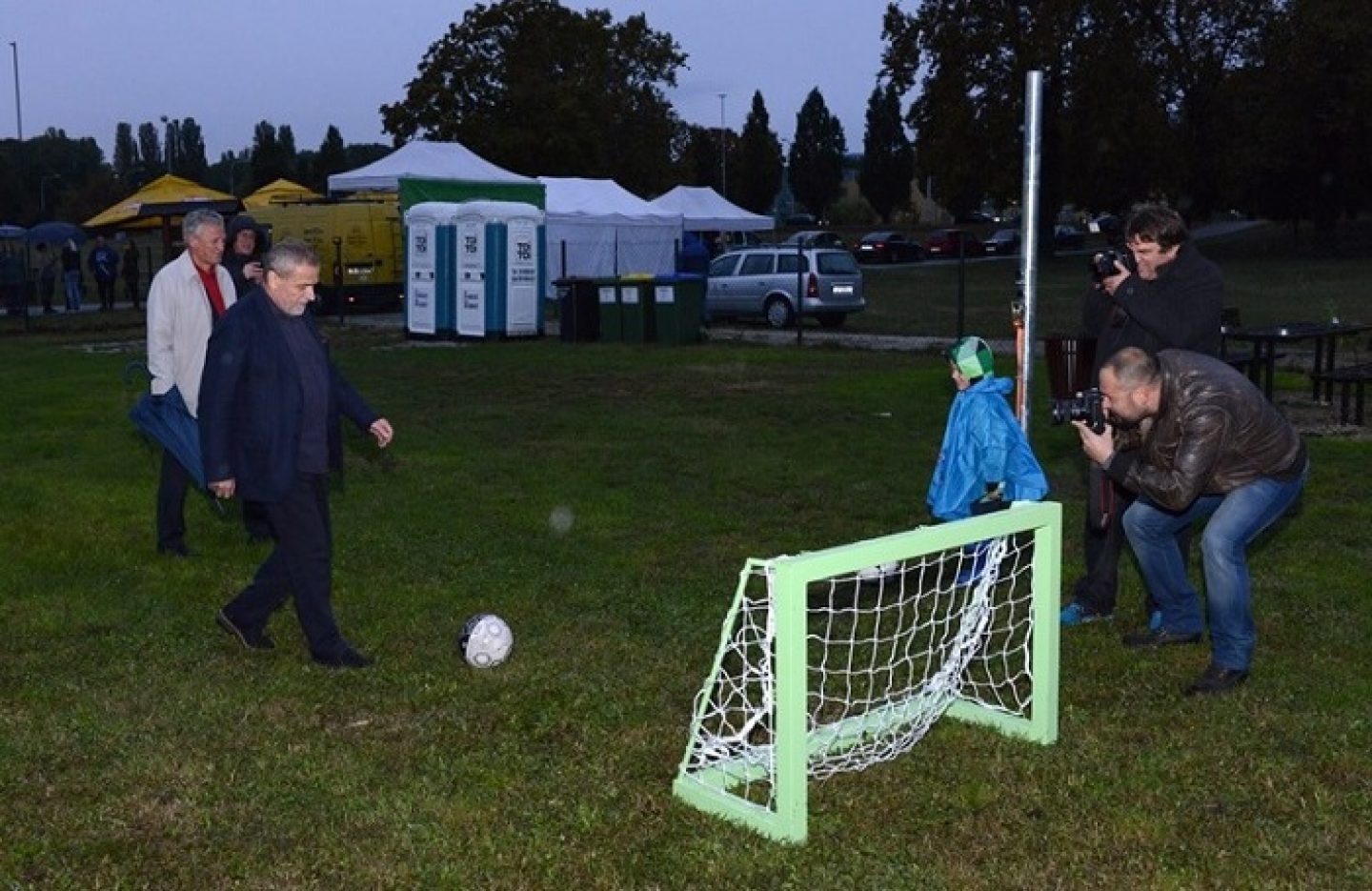 Korisnici vrtnih parcela u Mandlovoj dobili igralište, nakon štihanja i rezidbe igraju nogomet