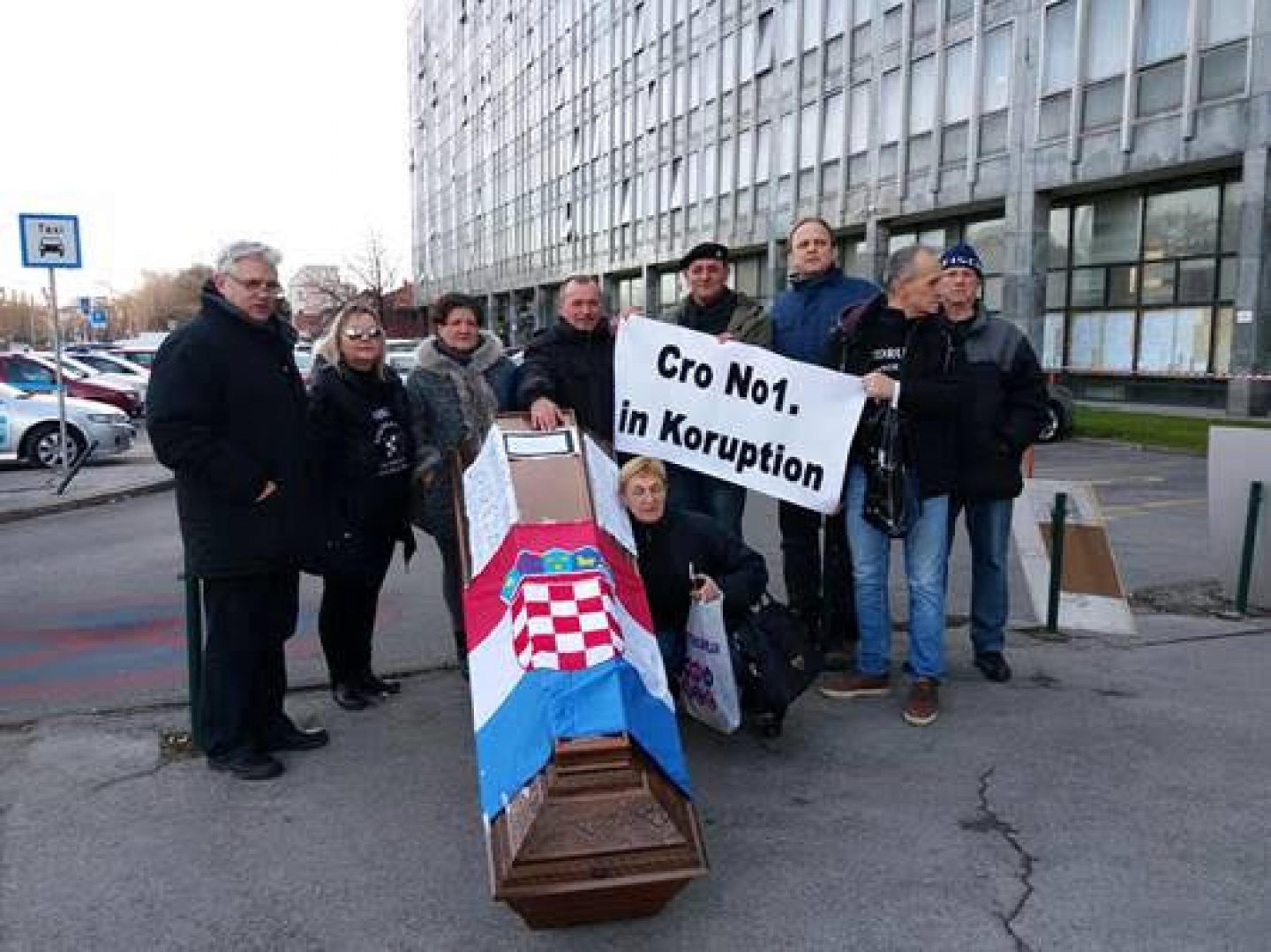 TRAŽILI OSTAVKU BOŠNJAKOVIĆA: S lijesom prosvjedovali ispred Općinskog suda i Ministarstva pravosuđa