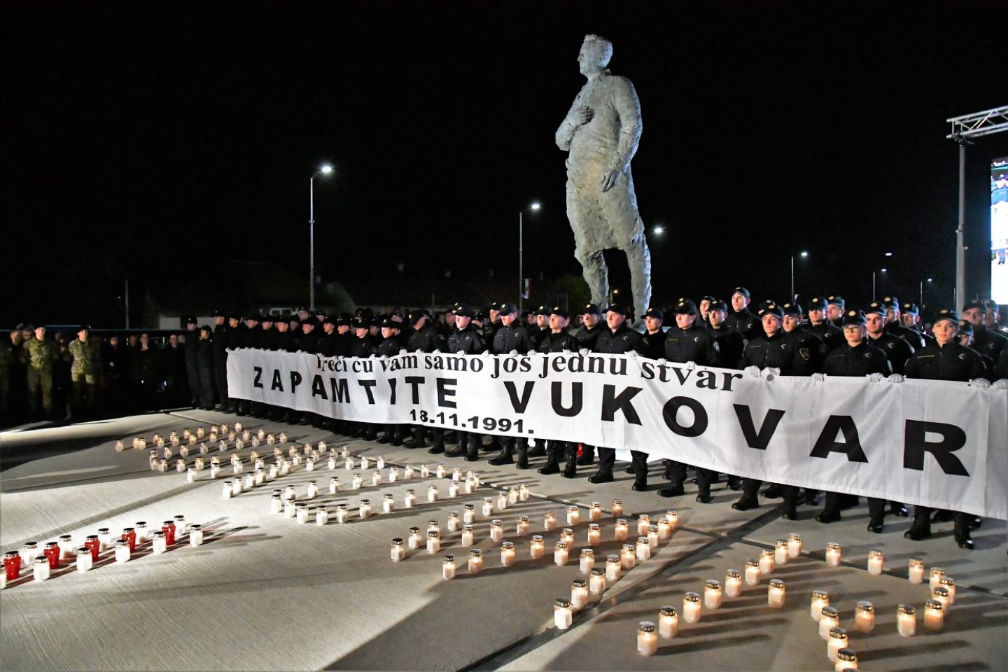 Paljenjem svijeća u Vukovarskoj, ispred ulaza u zgrade i na prozorima, Zagrepčani obilježili Dan sjećanja