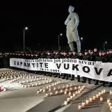 Paljenjem svijeća u Vukovarskoj, ispred ulaza u zgrade i na prozorima, Zagrepčani obilježili Dan sjećanja