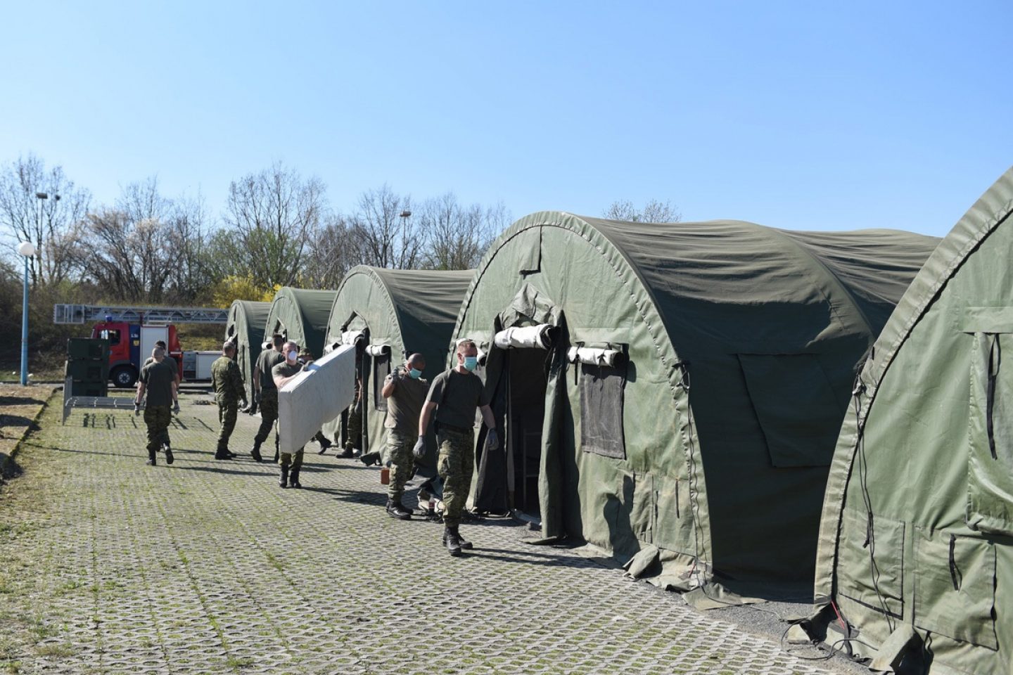 Hrvatska vojska podigla ekspedicijski kamp i šatore ispred KB Dubrava