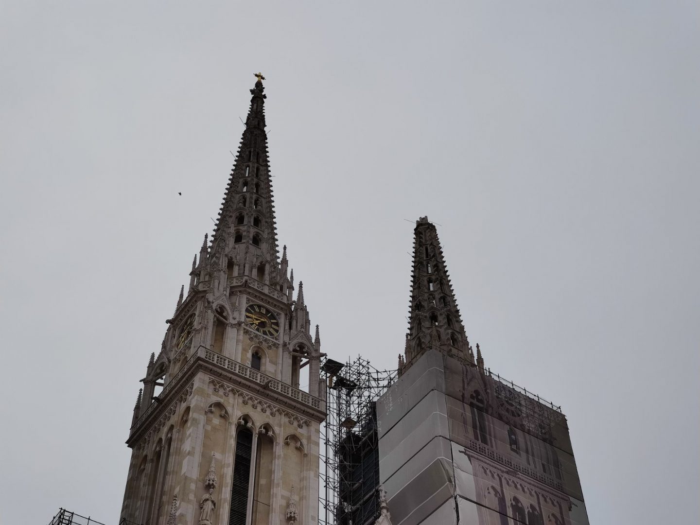 TEŽAK 30 TONA Opasni toranj zagrebačke katedrale uklanja se dinamitom