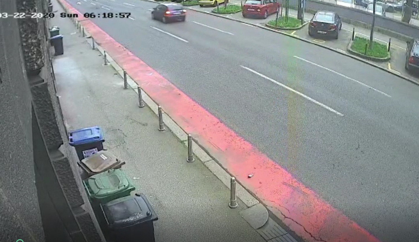 ZASTRAŠUJUĆI VIDEO Automobil prošao sekundu prije urušavanja krova!